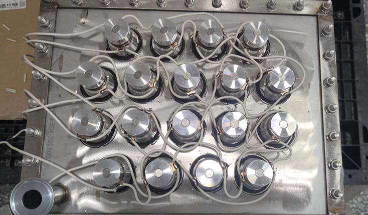 Flange vibration plate