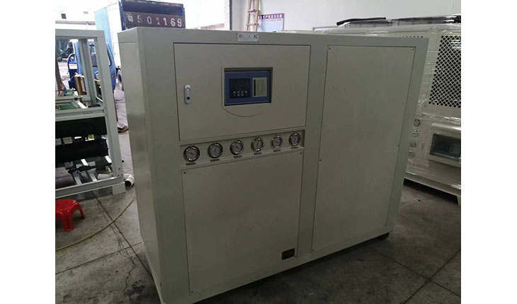 Water cooled box type industrial chiller